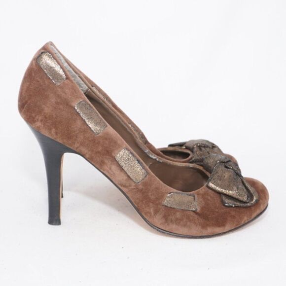 MIAÂ BrownâSuede Round Toe Pumps with MetallicâBow, Size 8 - Picture 9 of 13